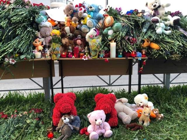 "Ты не бог , ты - гнида": к месту массового убийства в Казани люди возлагают цветы